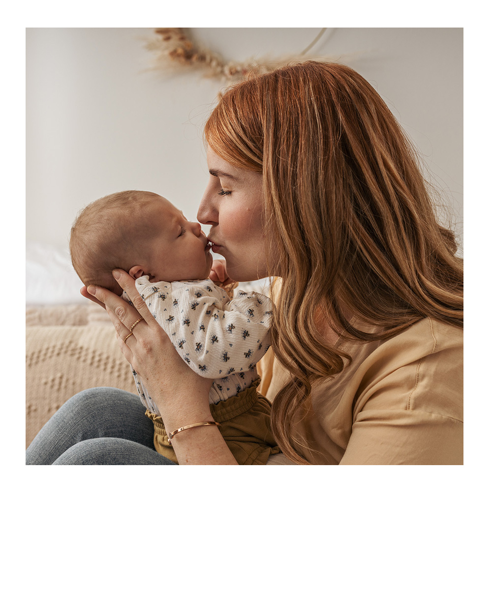 schlafendes Baby in weiß