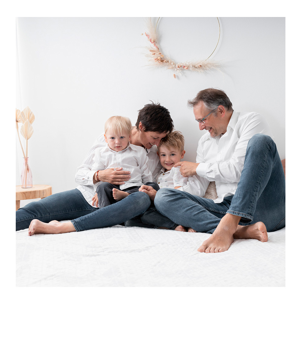 weihnachtliches Studiofoto eines Dackels mit Lichtern im Hintergrund