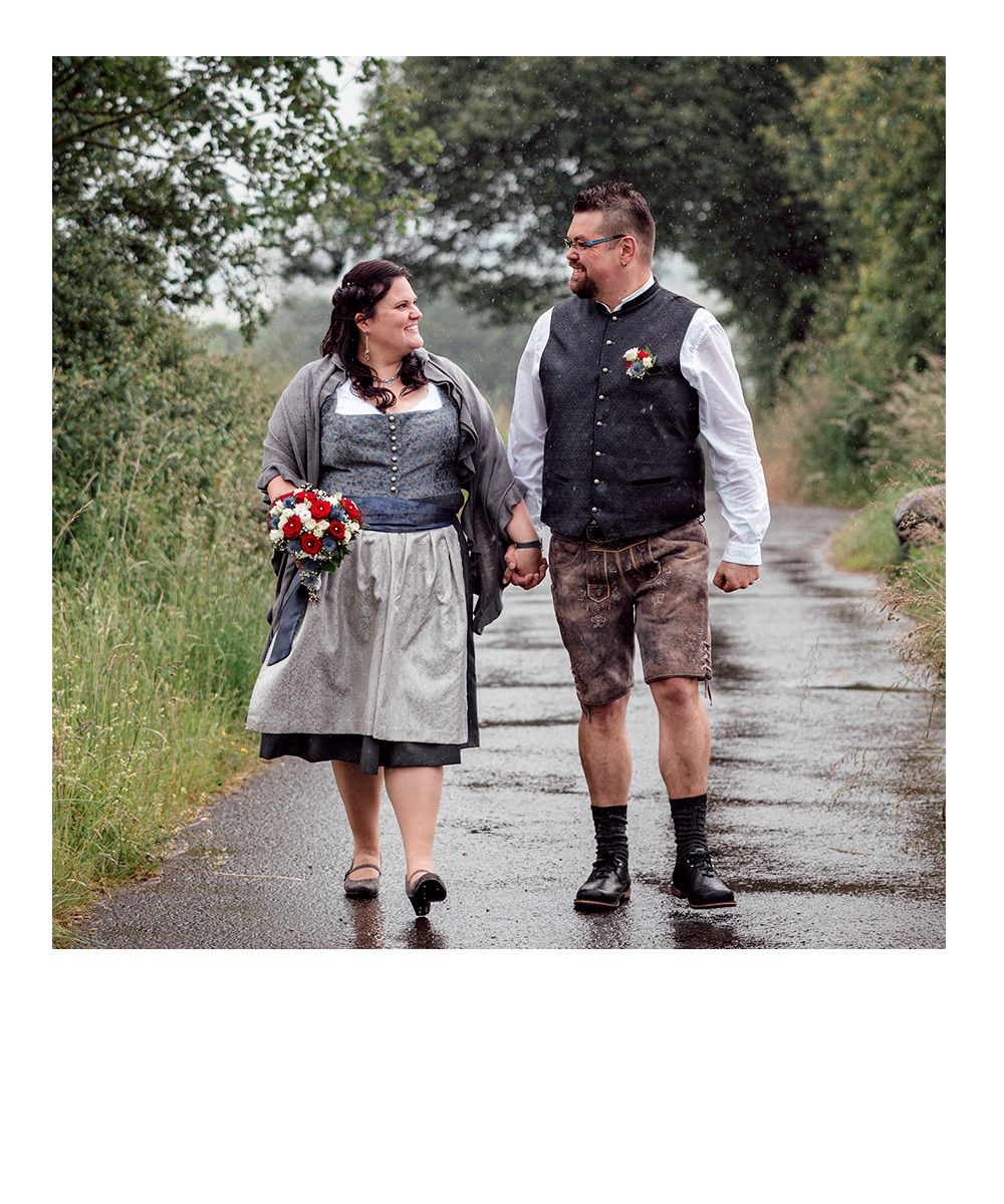 zwei Hunde sitzen nebeneinander im Wald