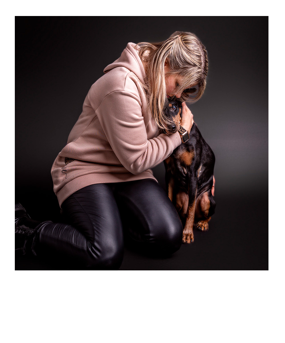 zwei Hunde sitzen nebeneinander im Wald