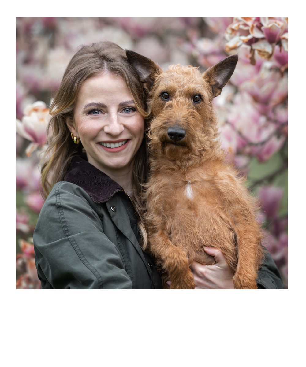 Schwarzweißbild, Frau leht an Wand, schaut auf ihren Babybauch